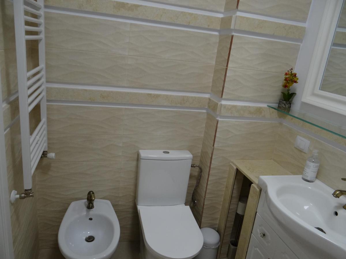 Apartament De Lux White&Red Suceava Exterior photo